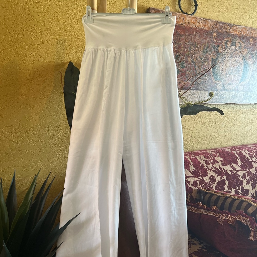 White 100% cotton pant in medium, great summer pant it goes with everything.